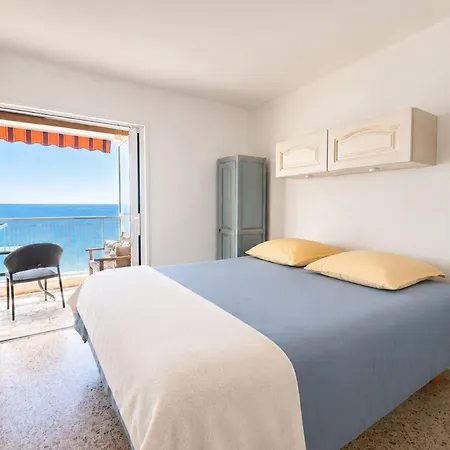 Apartment 4 Guests In - Sea View *