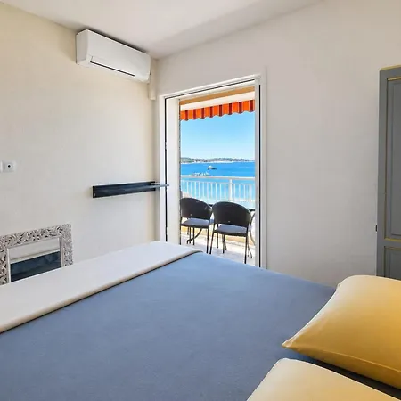 4 Guests In - Sea View *